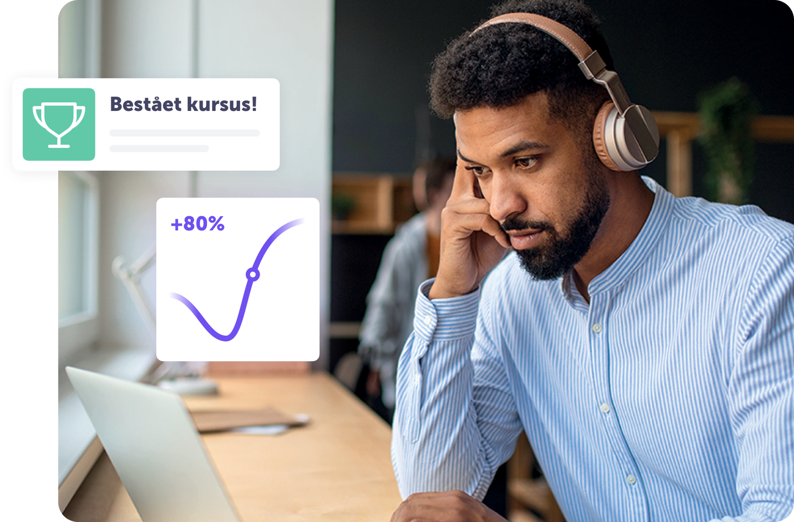 Mand med hovedtelefoner fokuserer på sin computer, viser kursusresultater og vækstgraf.