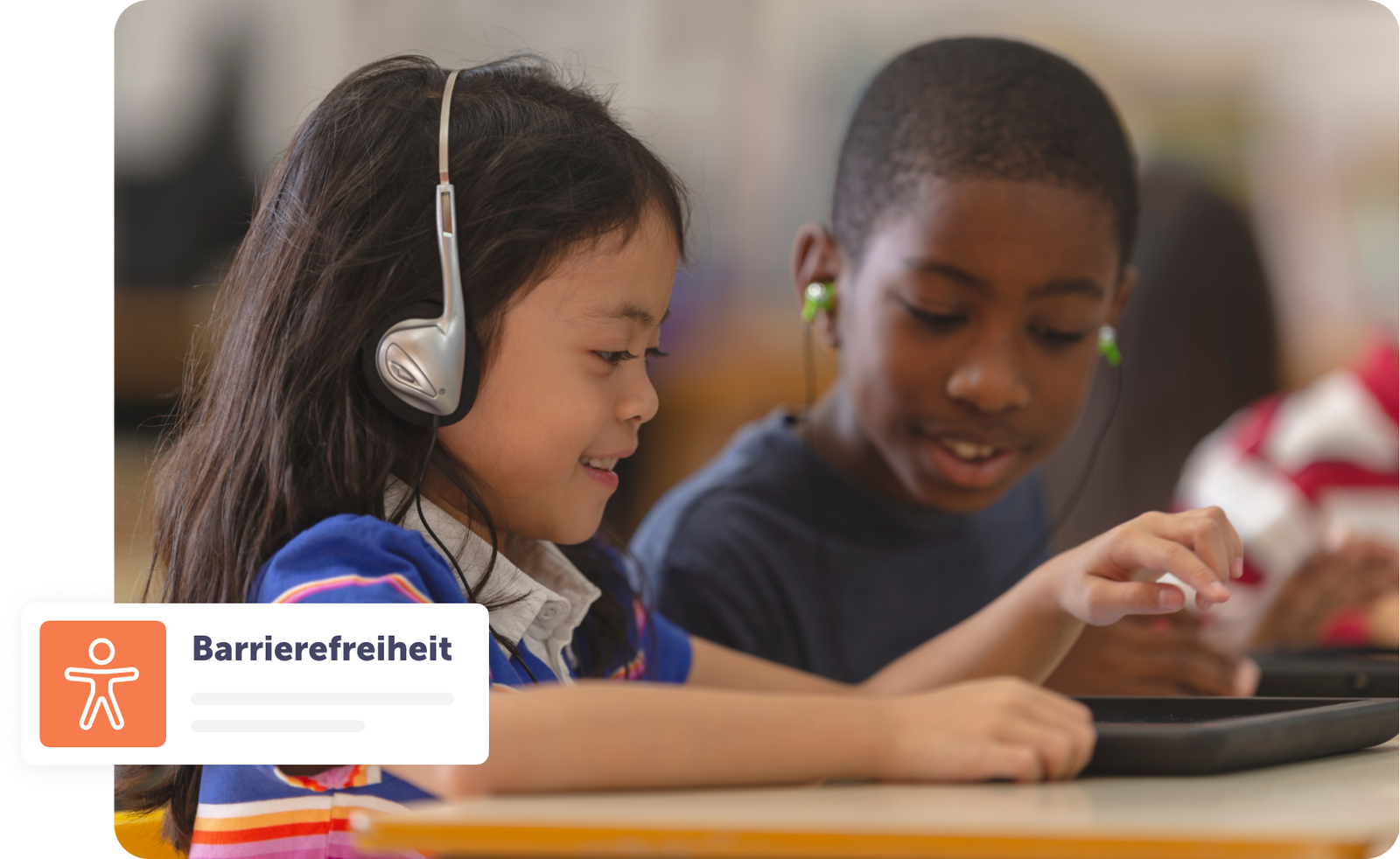 Zwei Kinder mit Kopfhörern nutzen Tablets in einem hellen Klassenzimmer.