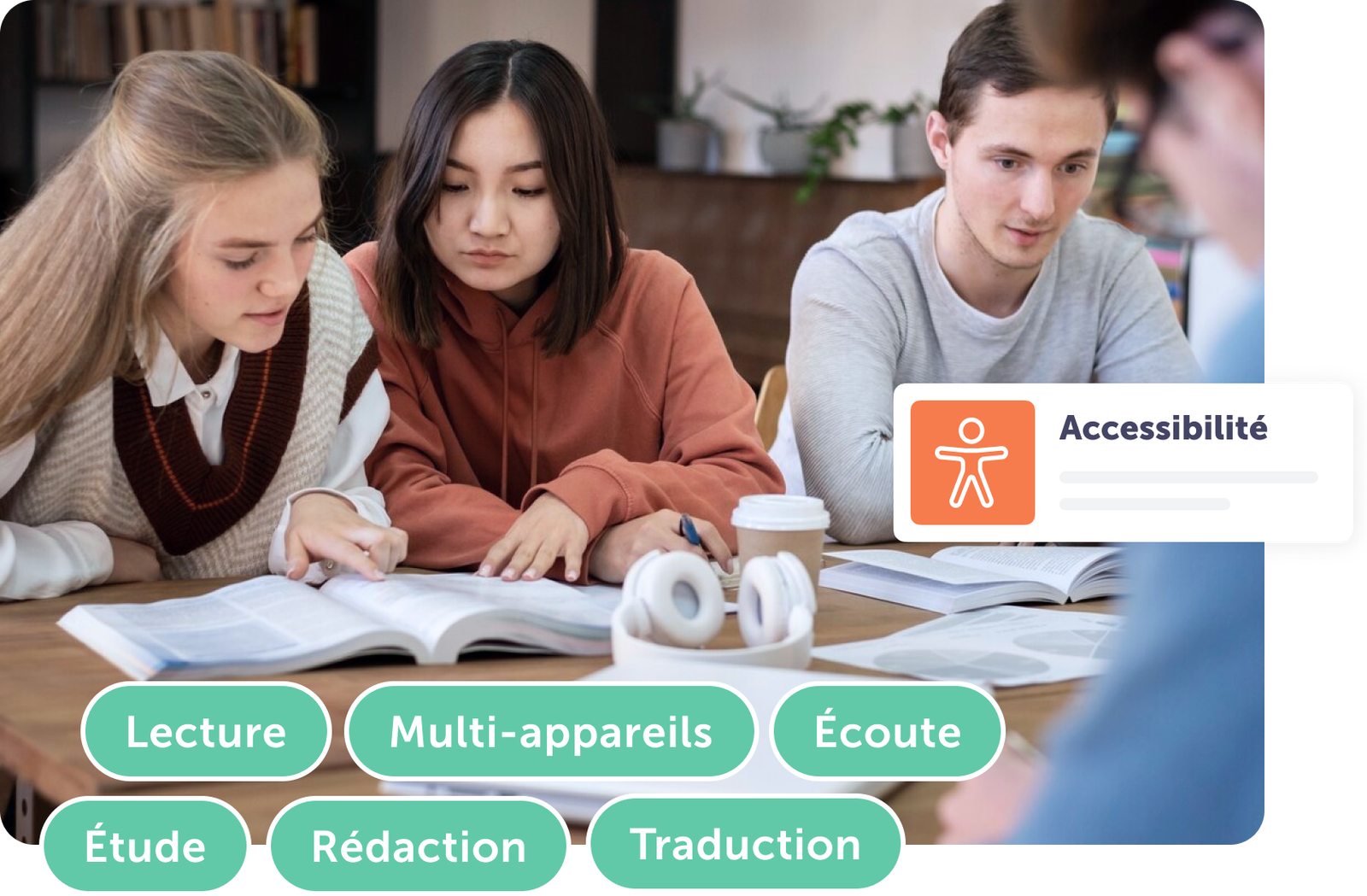Trois étudiants collaborent sur des livres, avec des mots-clés sur l'accessibilité.
