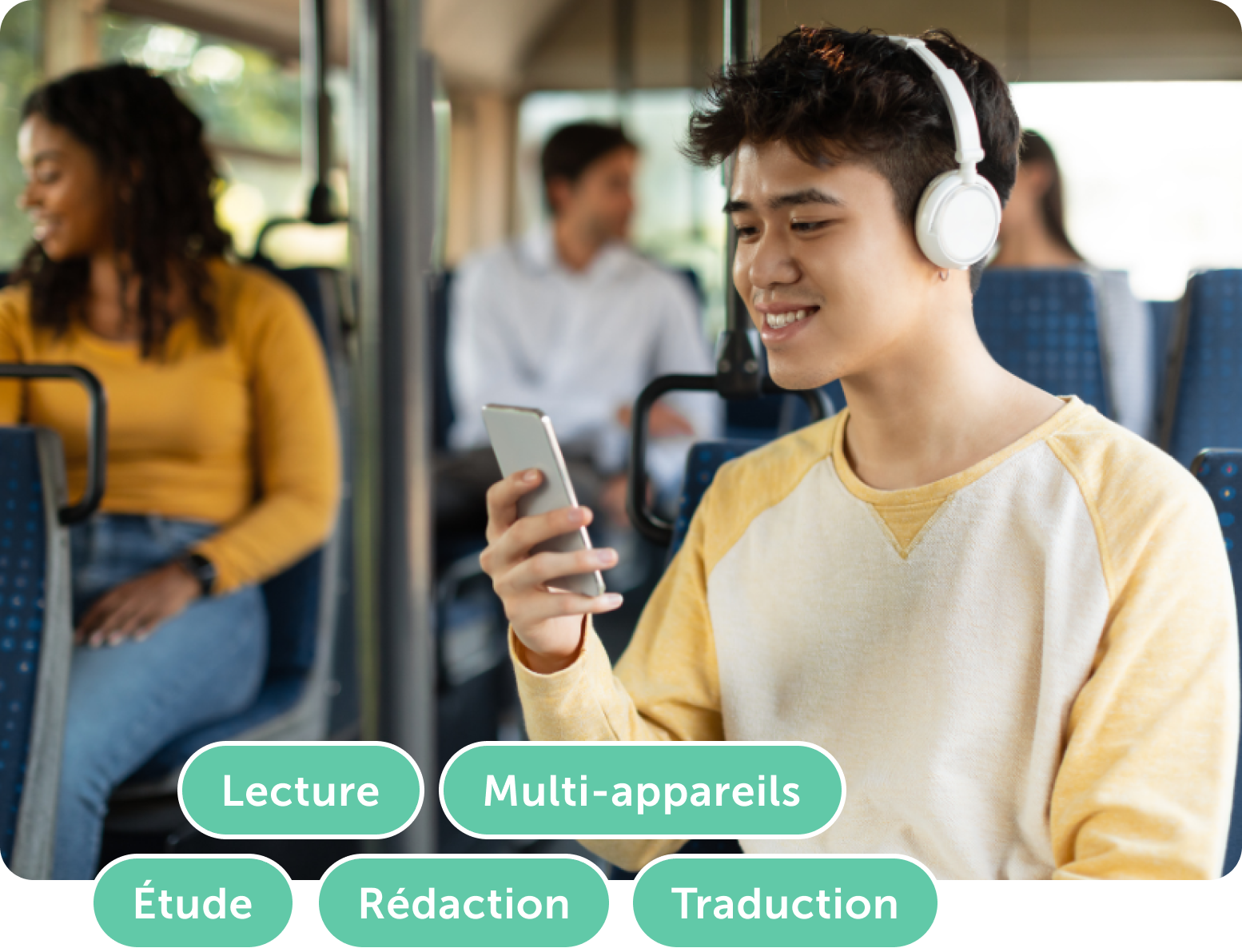 Jeune homme écoutant de la musique sur un bus, utilisant un smartphone et portant des écouteurs.