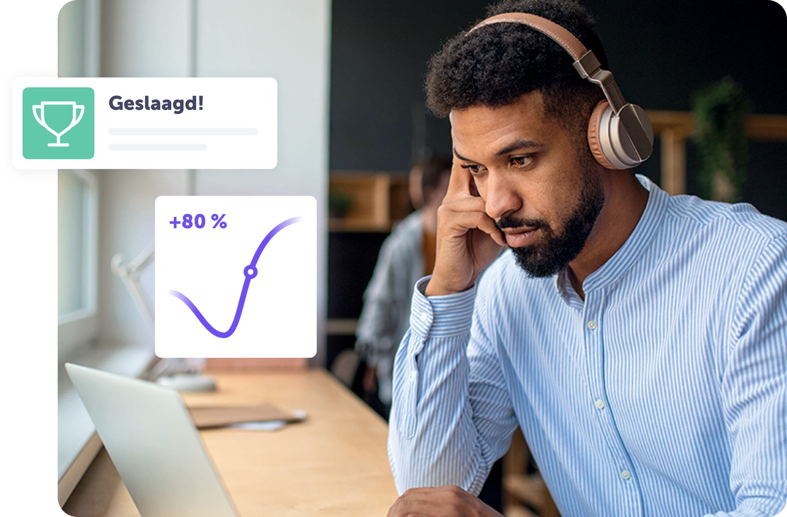 Man met hoofdtelefoon die naar een laptop kijkt, met grafiek en 'Geslaagd!' melding.