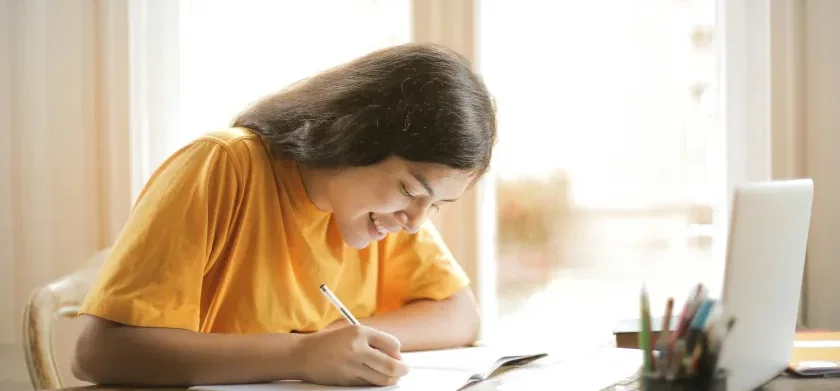 Een student gebruikt ReadSpeaker en toegankelijkheidschecks voor een optimale leerervaring