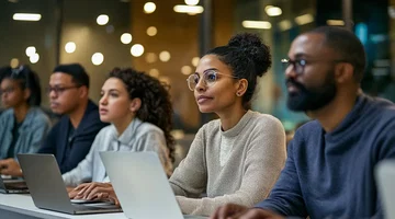 Cena imersiva de e-learning com adultos diversos utilizando laptops.