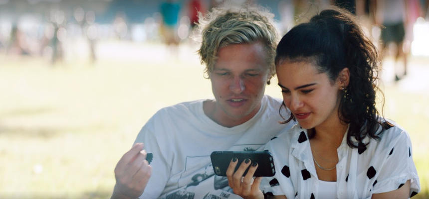 Jongen en meisje die samen naar een video kijken op een smartphone.